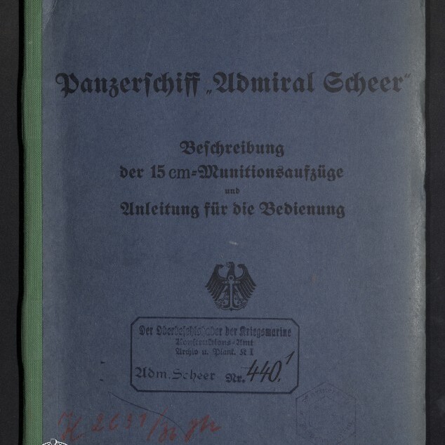 Blauer Buchumschlag mit grünem Rücken; schwarzer Frakturtitel 'Panzerschiff „Admiral Scheer“', darunter 'Beschreibung der 15 cm‑Munitionsaufzüge und Anleitung für die Bedienung', mittig Reichsadler-Emblem, Amtsstempel und rote handschriftliche Nummerierungen am Rand.