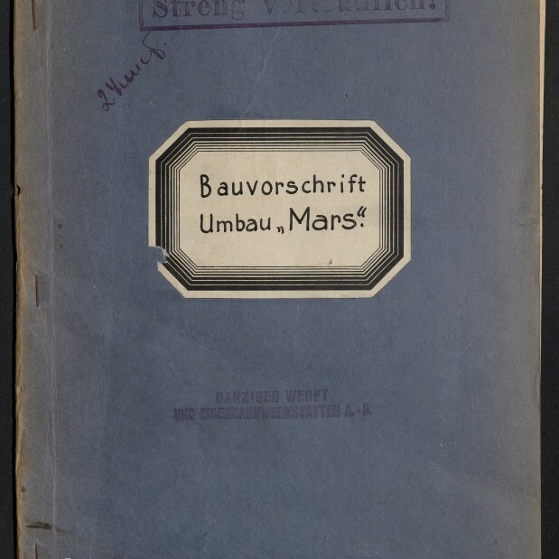 Blauer Dokumentenumschlag mit aufgeklebtetm Etikett 'Bauvorschrift Umbau „Mars“', oben gestempelt 'Streng vertraulich!', mit handschriftlichen Notizen, der Zahl '13' oben rechts und Museumslogo unten links.