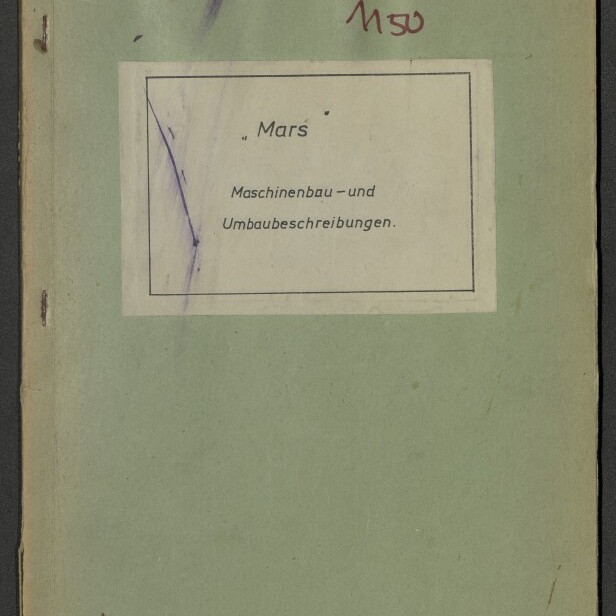 Verblasst-grüner Heftumschlag mit einem weißen Etikett in der Mitte, auf dem »Mars – Maschinenbau- und Umbaubeschreibungen« steht; oben handschriftliche Notizen, Stempel und Tintenflecken, links Metallheftung und unten links ein Museumssiegel.