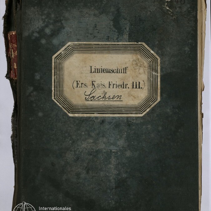 Abgenutztes dunkelgrünes Buchcover mit eingerissenem Rücken und mittig aufgeklebetem, rahmenverziertem Etikett mit der Aufschrift Linienschiff (Ers. Kais. Friedr. III.) Sachsen, handschriftlicher Nummer 40 oben rechts und Museumslogo unten links.
