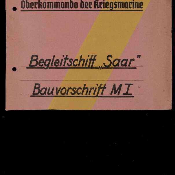 Rosa Titelblatt mit gelbem Diagonalstreifen, oben die Überschrift „Oberkommando der Kriegsmarine“ und mittig die Schrift „Begleitschiff ‚Saar‘ Bauvorschrift M I“, zwei Lochungen links und kleines Logo des Internationalen Maritimen Museums Hamburg unten links.