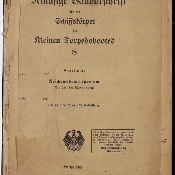Vergilbtes Titelblatt einer 1927er deutschen Dienstvorschrift für den Schiffskörper des kleinen Torpedobootes S, mit Reichswehrministerium-Angabe und Reichsadler-Emblem, eingerissener oberer linker Ecke, roten handschriftlichen Nummern oben rechts und Stempel des Internationalen Maritimen Museums Hamburg unten links.