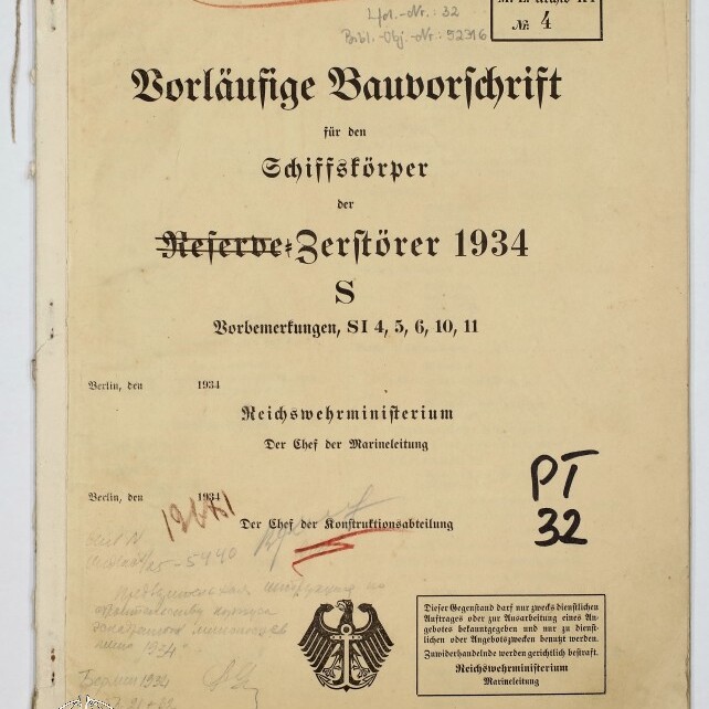 Umschlag einer historischen Dienstschrift mit dem Titel „Vorläufige Bauvorschrift für den Schiffskörper der Zerstörer 1934 S“, gedruckt in Frakturschrift, mit handschriftlichen Notizen und roten Markierungen, mehreren Stempeln und Nummern (u.a. PT 32), Reichsadler-Emblem, links mit Schnur gebunden und datiert Berlin 1934.