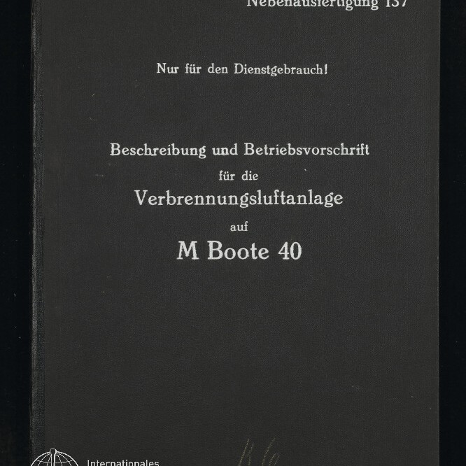 Schwarzer Buchdeckel mit weißer Schrift: oben 'Nebenausfertigung 137', darunter 'Nur für den Dienstgebrauch!', mittig der Titel 'Beschreibung und Betriebsvorschrift für die Verbrennungsluftanlage auf M Boote 40' und unten links das Logo des Internationalen Maritimen Museums Hamburg.