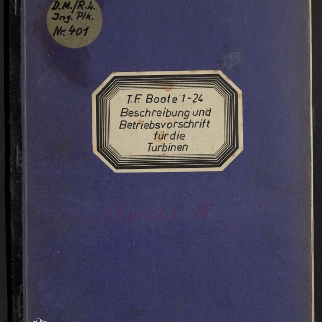 Blaues Hardcover-Heft mit schwarzem Buchrücken, mittig ein weißes, oktogonales Etikett mit der Aufschrift ‚T.F. Boote 1-24 Beschreibung und Betriebsvorschrift für die Turbinen‘, oben links ein runder Aufkleber mit handschriftlicher Notiz und unten links das Logo des Internationalen Maritimen Museums Hamburg.