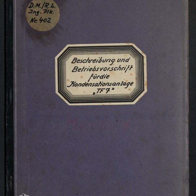 Vorderseite eines violetten Heftumschlags mit rundem Aufkleber oben links und einem achteckigen weißen Etikett in der Mitte mit der handschriftlichen Beschriftung „Beschreibung und Betriebsvorschrift für die Kondensationsanlage ‚TF7‘“, unten links das Logo des Internationalen Maritimen Museums Hamburg.