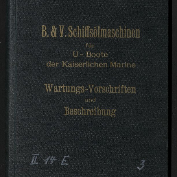 Dunkelgrüner Buchdeckel mit goldener Aufschrift B. & V. Schiffsölmaschinen für U‑Boote der Kaiserlichen Marine — Wartungs‑Vorschriften und Beschreibung sowie weißem Logo und Schriftzug des Internationalen Maritimen Museums Hamburg unten links.