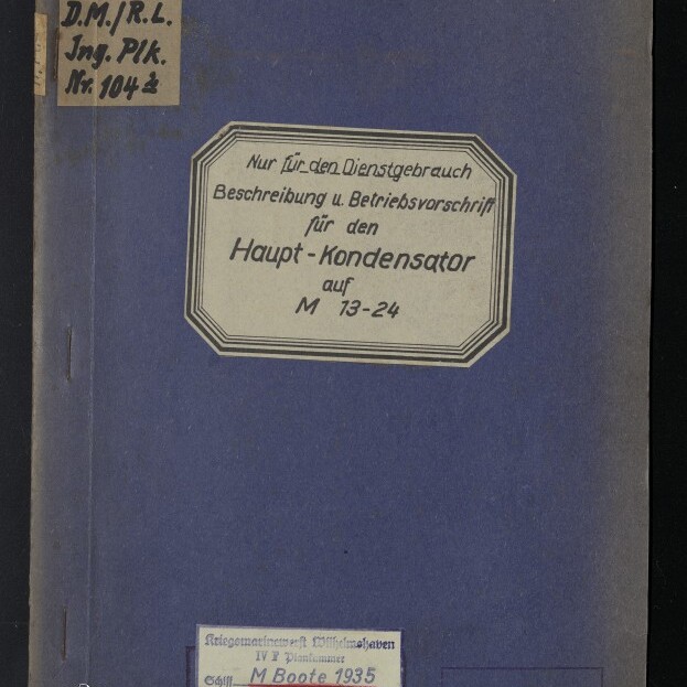 Blaues Heft mit zentralem achteckigem weißem Etikett mit deutscher Beschriftung über den ‚Haupt-Kondensator‘ und mehreren kleineren handschriftlichen Stempeln und Aufklebern, unten links mit Logo des Internationalen Maritimen Museums Hamburg.