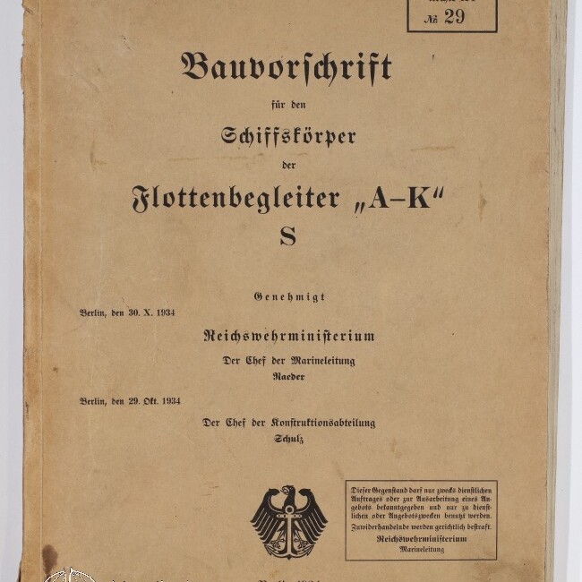 Vergilbter Umschlag einer 1934 datierten Bauvorschrift für den Schiffskörper der Flottenbegleiter „A–K“ S, mit schwarzer Frakturschrift, Reichsadler-Emblem am unteren Rand, Archivstempel oben rechts, roter Handschriftnummer oben und Museumslogo unten links.