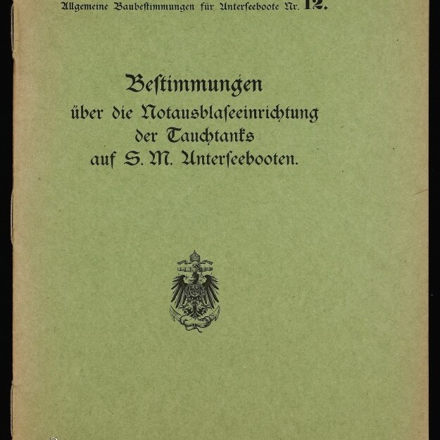 Grünes Titelblatt einer deutschen Dienstschrift von 1917 mit schwarzer Frakturschrift, der Überschrift über Notausblaseeinrichtungen für Tauchtanks auf S.M. Unterseebooten, kaiserlichem Adlerwappen in der Mitte und kleinem handschriftlichen Vermerk oben rechts.