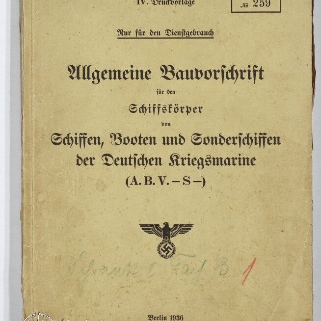 Beige, abgenutztes Heft mit dem Titel ‚Allgemeine Bauvorschrift für den Schiffskörper von Schiffen, Booten und Sonderschiffen der Deutschen Kriegsmarine‘, Dienststempel, NS‑Reichsadler mit Hakenkreuz auf der Vorderseite und Druckvermerk ‚Berlin 1936‘.