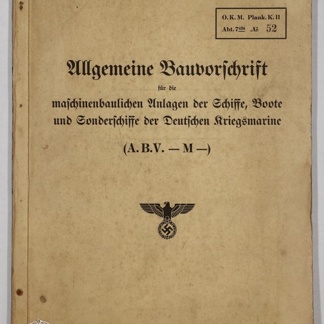 Titelblatt eines 1941 erschienenen deutschen Marinehandbuchs mit dem Titel „Allgemeine Bauvorschrift“ für maschinenbauliche Anlagen der Schiffe der Deutschen Kriegsmarine, oben der Vermerk „Nur für den Dienstgebrauch!“, in der Mitte ein schwarzer Reichsadler mit Hakenkreuz und unten links ein Siegel des Internationalen Maritimen Museums Hamburg.