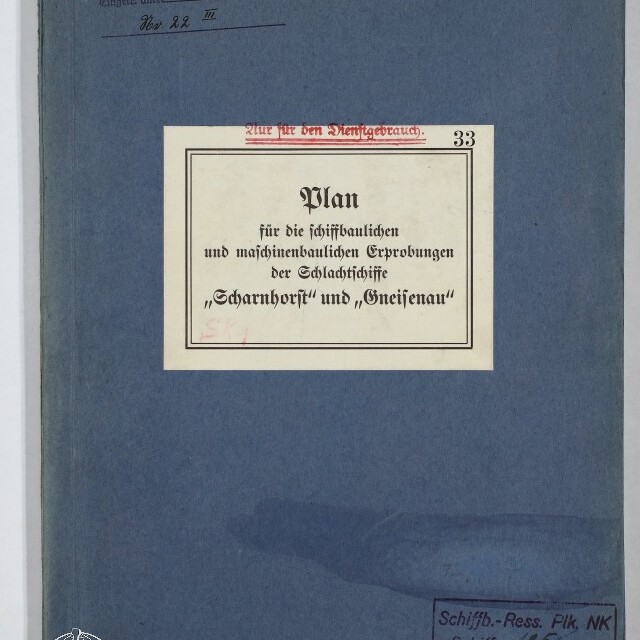 Blaues Dokumentenheft mit zentralem weißen Etikett, auf dem in Frakturschrift der Titel „Plan für die schiffbaulichen und maschinenbaulichen Erprobungen der Schlachtschiffe ‚Scharnhorst‘ und ‚Gneisenau‘“ steht; oben rote Aufschrift ‚Nur für den Dienstgebrauch‘, links oben Stempel und beschädigte Ecke, unten rechts weiterer Stempel mit handschriftlichen Notizen sowie am unteren linken Rand das Logo des Internationalen Maritimen Museums Hamburg; leichte Wasserränder auf dem Umschlag.