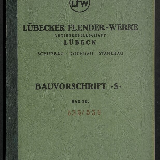 Grünes, strukturiertes Deckblatt eines Hefts mit schwarzem Buchrücken, oben ein kreisförmiges LFW‑Logo und die Überschrift „Lübecker Flender‑Werke Aktiengesellschaft Lübeck“, darunter „Schiffbau · Dockbau · Stahlbau“, groß „Bauvorschrift S“ und in roter Schrift „Bau Nr. 535/536“, unten links das Logo und der Schriftzug des Internationalen Maritimen Museums Hamburg.
