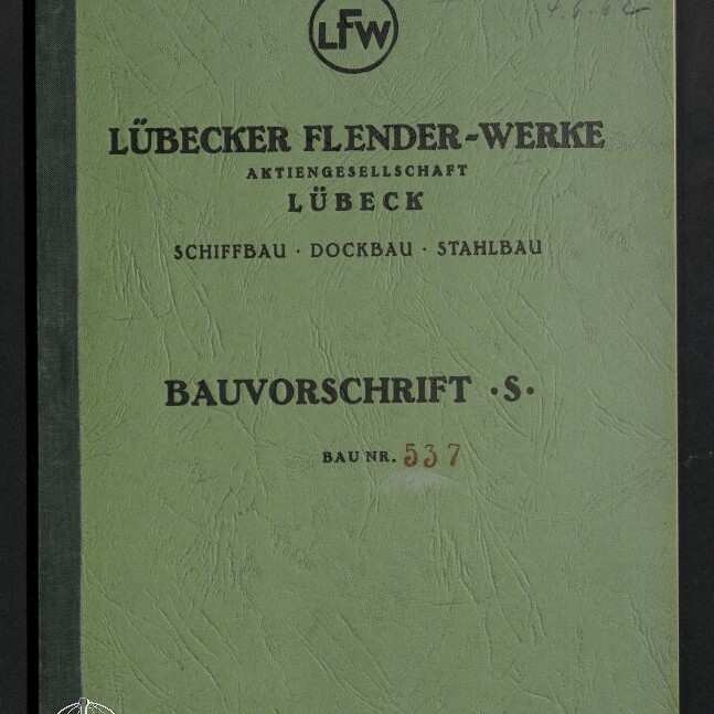 Grün texturierter Einband mit schwarzem Buchrücken, oben kreisförmiges LFW-Logo und in großen schwarzen Lettern „Lübecker Flender‑Werke Aktiengesellschaft Lübeck“, darunter „Schiffbau · Dockbau · Stahlbau“, mittig der Titel „Bauvorschrift S.“ und darunter „Bau Nr. 537“ (die 537 in roter Schrift), unten links weißes Logo des Internationalen Maritimen Museums Hamburg.