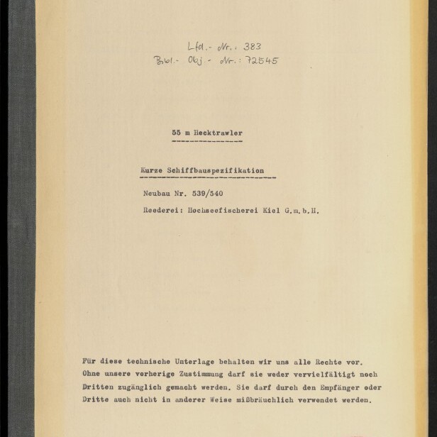 Vergilbtes Deckblatt mit Kopfzeile «Lübecker Flender‑Werke Aktiengesellschaft Lübeck», handschriftlichen Notizen oben, Titel «55 m Hecktrawler — Kurze Schiffbauspezifikation», Angaben Neubau Nr. 539/540 und Reederei «Hochseefischerei Kiel G.m.b.H.», rechtlicher Hinweis unten sowie roter Firmenstempel rechts unten und Museumssiegel links unten; schwarzer Buchrücken links.