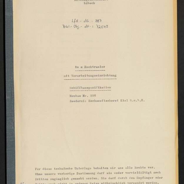 Deckblatt einer maschinenschriftlichen technischen Spezifikation der Lübecker Flender‑Werke für einen 80 m Hecktrawler (Neubau Nr. 556, Reederei: Hochseefischerei Kiel G.m.b.H.), mit handschriftlichen Notizen oben rechts und Museumsstempel unten links.