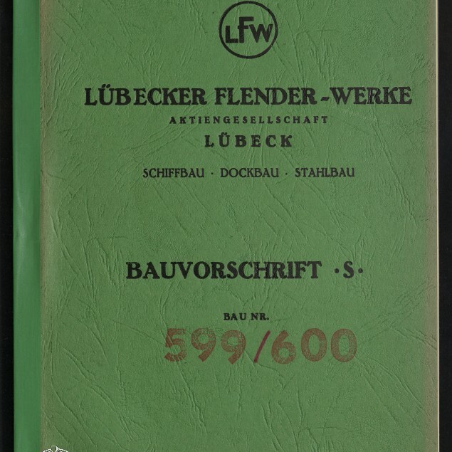Grün strukturierter Einband eines Technikhefts der Lübecker Flender‑Werke (LFW) mit dem Titel 'BAUVORSCHRIFT · S', Firmenangaben 'LÜBECKER FLENDER‑WERKE AKTIENGESELLSCHAFT LÜBECK', den Fachbereichen 'SCHIFFBAU · DOCKBAU · STAHLBAU', der Bau‑Nr. 599/600, einer kleinen Ziffer '2' oben rechts und dem Logo des Internationalen Maritimen Museums Hamburg unten links.