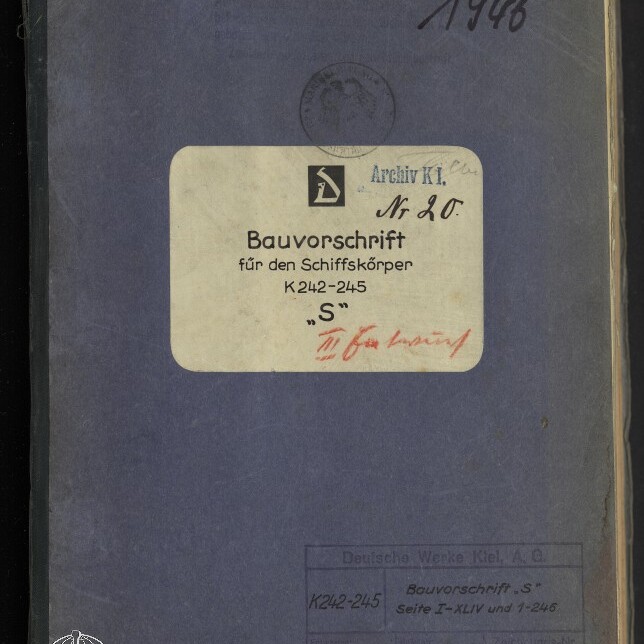 Blaue, leicht abgenutzte Aktenmappe mit weißem Etikett «Bauvorschrift für den Schiffskörper K242-245 