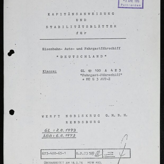 Titelseite eines maschinengeschriebenen deutschen Schiffsdokuments mit der Überschrift ‚Kapitänsanweisung und Stabilitätsblätter für Eisenbahn-, Auto- und Fahrgastfährschiff „Deutschland“‘, violettem Stempel mit Datum oben rechts, handschriftlicher Notiz, mehreren Lochungen am linken Rand sowie Werftvermerk ‚Werft Nobiskrug G.m.b.H., Rendsburg‘ und weiteren Stempeln und Unterschriften.
