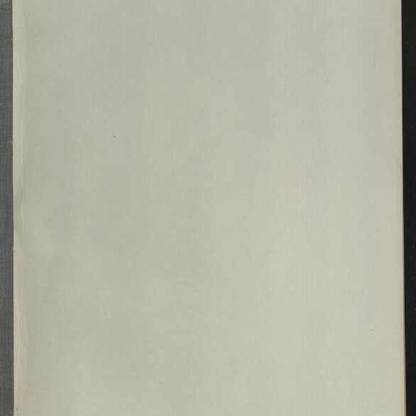 Leere beigefarbene Seite eines aufgeschlagenen Buches mit grauem Buchrücken links, schwarzem Rand und weißem Logo sowie dem Schriftzug 