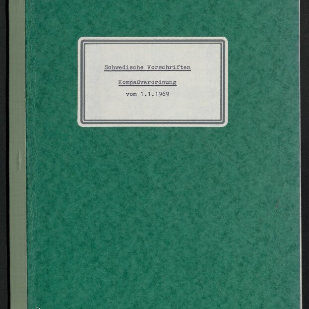 Grüner Ordner/Heft mit weißem Etikett in der Mitte, auf dem getippter Text steht: Schwedische Vorschriften — Kompaßverordnung vom 1.1.1969; unten links Logo und Schriftzug Internationales Maritimes Museum Hamburg.
