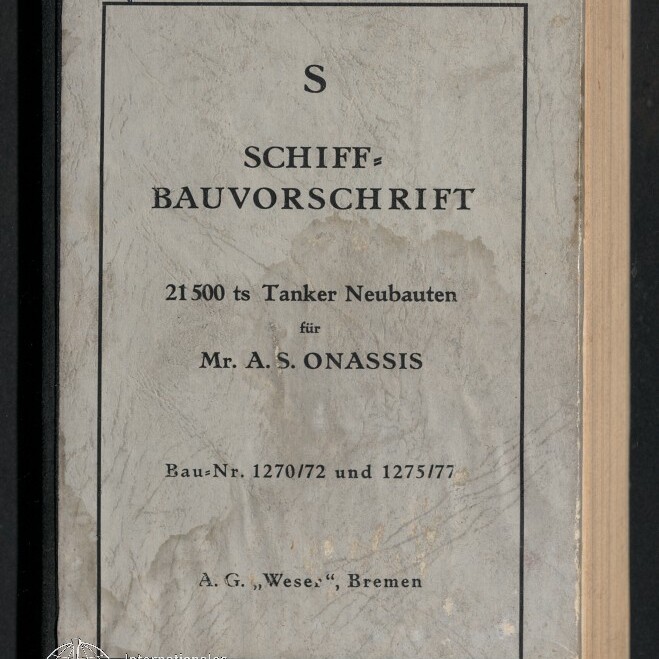 Abgenutzter grauer Buchumschlag mit schwarzem Rand und dem Titel S SCHIFF-BAUVORSCHRIFT, darunter die Zeile 21 500 ts Tanker Neubauten für Mr. A. S. ONASSIS, Bau‑Nr. 1270/72 und 1275/77 sowie Verlag A. G. „Weser“, Bremen; unten links Museumswasserzeichen des Internationalen Maritimen Museums Hamburg.