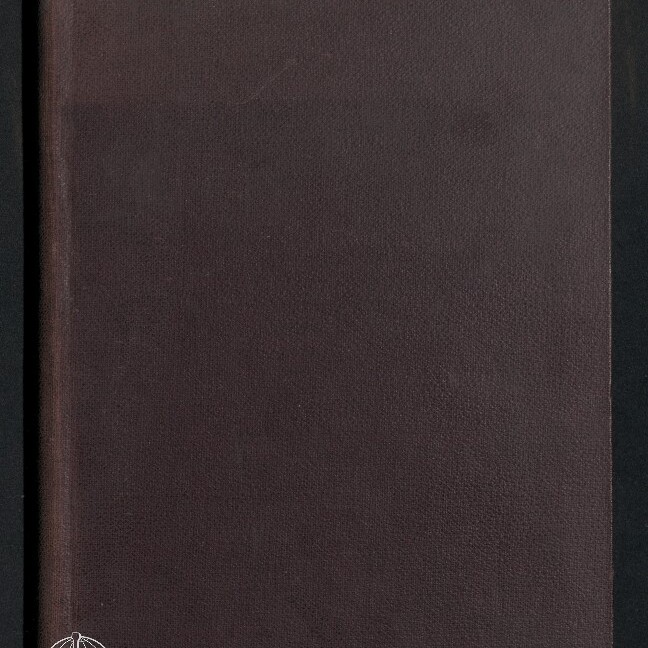 Dunkelbraunes, geschlossenes Notizbuch mit strukturiertem Einband und abgerundeten Ecken; unten links weißes Logo und Schriftzug Internationales Maritimes Museum Hamburg, auf dunklem Hintergrund liegend