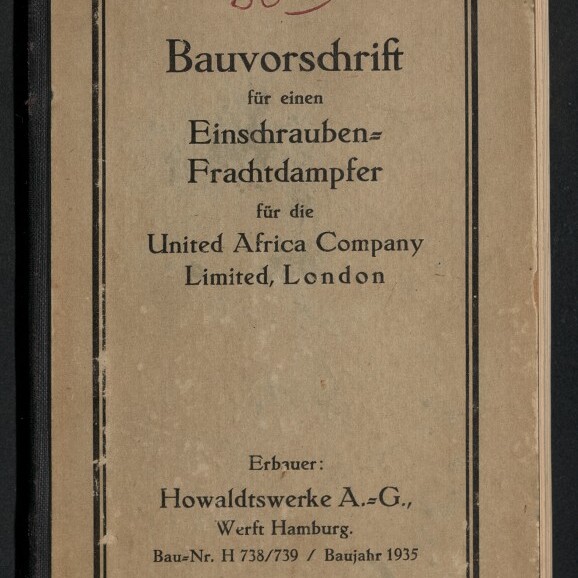 Beige, leicht abgenutztes Heftdeckblatt mit schwarzem Rahmen und gedrucktem Titel in schwarzer Schrift: „Bauvorschrift für einen Einschrauben‑Frachtdampfer für die United Africa Company Limited, London“, oben eine rote handschriftliche Notiz, unten Verlagsangabe „Howaldtswerke A.-G., Werft Hamburg. Bau‑Nr. H 738/739 / Baujahr 1935“ und ein Museumssignet unten links.