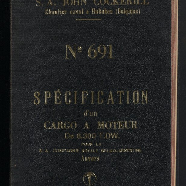 Schwarzes, strukturiertes Buchcover mit goldgeprägten französischen Schriftzügen – oben ‚S. A. JOHN COCKERILL Chantiers naval à Hoboken (Belgique)‘, mittig groß ‚N° 691‘ und ‚SPÉCIFICATION d'un CARGO À MOTEUR De 8.300 T.D.W.‘, unten links das Logo des Internationalen Maritimen Museums Hamburg.
