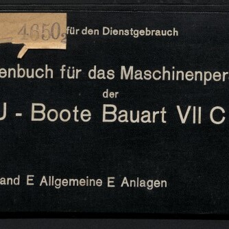 Schwarzer, abgegriffener Umschlag eines technischen Skizzenbuchs mit weißer deutscher Beschriftung: „Skizzenbuch für das Maschinenpersonal der U‑Boote Bauart VII C — Band E Allgemeine E Anlagen“, Herstellerlogo und Schriftzug „FRIED. KRUPP GERMANIAWERFT AKTIENGESELLSCHAFT KIEL‑GAARDEN“ sowie alten Papierschildchen oben links.