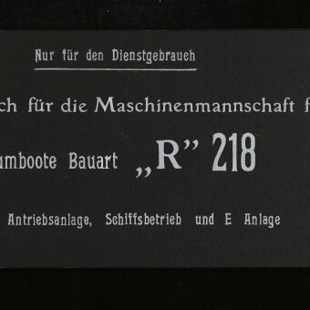 Schwarzer Einband eines Dienstgebrauchs-Skizzenbuchs mit weißer Typografie 'Nur für den Dienstgebrauch' und dem Titel 'Skizzenbuch für die Maschinenmannschaft für Räumboote Bauart „R“ 218', links zwei Metallnieten und ein Museumslogo, rechts eine Farbreferenzkarte.