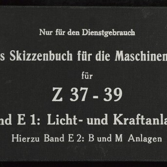 Schwarzer Buchumschlag mit weißer Schrift: 'Vorläufiges Skizzenbuch für die Maschinenmannschaft für Z 37–39, Band E 1: Licht- und Kraftanlagen', oben 'Nur für den Dienstgebrauch', rechts 'Ausfertigung 36' und links ein Logo mit 'Internationales Maritimes Museum Hamburg'.