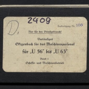 Schwarzes, längliches Logbuch mit einem cremefarbenen Etikett, auf dem ein gedruckter deutscher Titel zu Maschinenpersonal für die U-Boote 'U 56' bis 'U 63' sowie die handschriftliche Nummer 2409 und ein Stempel 166 zu sehen sind; links unten das Logo des Internationalen Maritimen Museums Hamburg.