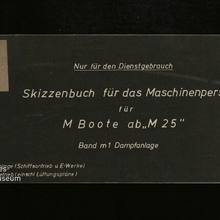 Schwarzer Buchumschlag mit weißer deutscher Beschriftung: „Skizzenbuch für das Maschinenpersonal für M Boote ab ‚M 25‘ Band m1 Dampfanlage“, zusätzlich Stempel „Nur für den Dienstgebrauch“, handschriftliches Etikett oben links und Museumswasserzeichen unten links.