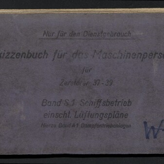 Querformatiges, abgegriffenes violett-blaues Skizzenbuch mit schwarzem Buchrücken; auf dem Deckblatt sind gedruckte Texte wie „Nur für den Dienstgebrauch“ und „Skizzenbuch für das Maschinenpersonal, Band S‑1 Schiffsbetreib“ sowie handschriftliche Nummern „2224“ und „W‑04/9493“, links unten ein weißes Logo und der Schriftzug „Internationales Maritimes Museum Hamburg“.