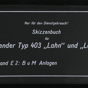 Schwarzer Buch- bzw. Mappeumschlag mit weißem Rahmen, gedrucketem deutschen Titel „Nur für den Dienstgebrauch! Skizzenbuch für Tender Typ 403 ‚Lahn‘ und ‚Lech‘ Band E 2: BuM Anlagen“ und dem Logo des Internationalen Maritimen Museums Hamburg unten links