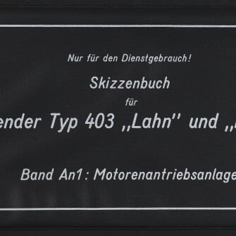 Schwarzer Einband eines Skizzenbuchs mit weißer Umrandung und dem Text ‚Nur für den Dienstgebrauch! Skizzenbuch für Tender Typ 403 „Lahn“ und „Lech“ Band An1: Motorenantriebsanlagen‘ sowie dem Logo des Internationalen Maritimen Museums Hamburg.