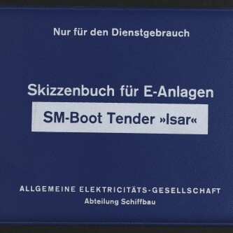 Blauer Einband eines Skizzenbuchs mit weißer Aufschrift: oben ‚Nur für den Dienstgebrauch‘, mittig ‚Skizzenbuch für E-Anlagen‘ und hervorgehoben ‚SM-Boot Tender »Isar«‘, links unten ein rundes Logo und der Schriftzug ‚Internationales Maritimes Museum Hamburg‘ sowie unten ‚Allgemeine Elektricitäts-Gesellschaft Abteilung Schiffbau‘.
