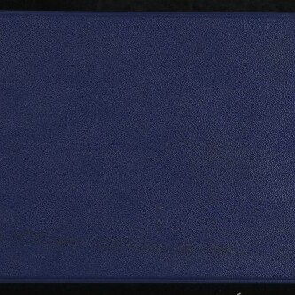 Längliches dunkelblaues, lederähnliches Etui mit weißem Logo und dem Schriftzug Internationales Maritimes Museum Hamburg in der linken unteren Ecke.