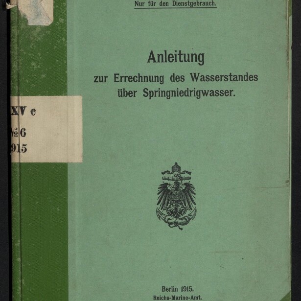 Grüner Einband eines historischen Hefts mit dem gedruckten Titel Anleitung zur Errechnung des Wasserstandes über Springniedrigwasser, dem Reichsadler-Wappen, der Jahresangabe Berlin 1915 Reichs-Marine-Amt, einem Bibliotheksetikett am linken Rand und einem Museumslogo unten links.