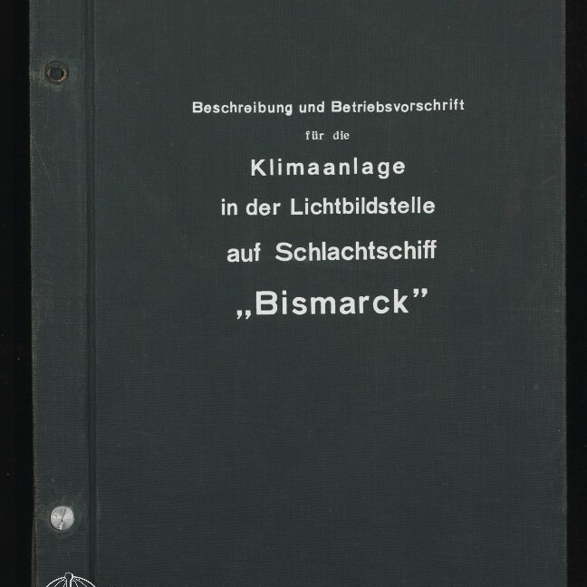 Schwarzer Ordnerdeckel mit weißer deutscher Beschriftung ‚Beschreibung und Betriebsvorschrift für die Klimaanlage in der Lichtbildstelle auf Schlachtschiff „Bismarck“‘, links unten Logo und Schriftzug des Internationalen Maritimen Museums Hamburg sowie sichtbare Metallklammern am Buchrücken.