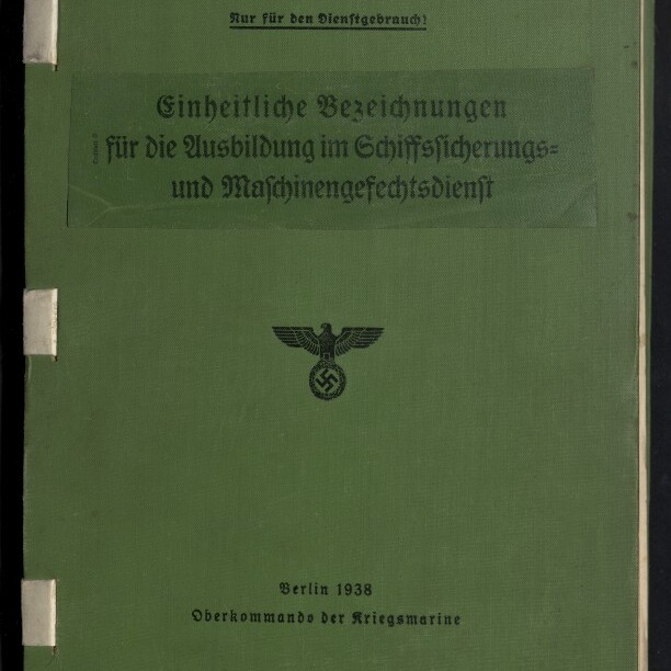 Grünes Dienstheft (Berlin 1938) mit dem gedruckten Titel Einheitliche Bezeichnungen für die Ausbildung im Schiffssicherungs- und Maschinengfechtsdienst sowie dem Vermerk Nur für den Dienstgebrauch, mittig das Reichsadler-Symbol mit Hakenkreuz, links drei weiße Bindestreifen und unten links das Wasserzeichen/Logo des Internationalen Maritimen Museums Hamburg.