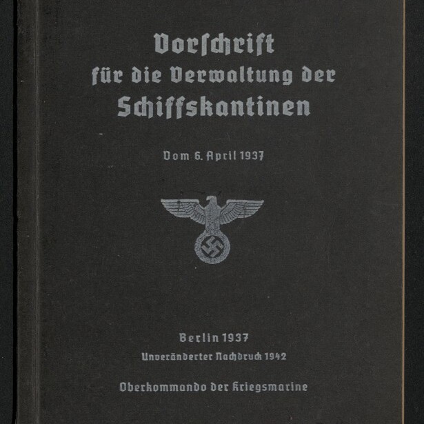 Schwarzer Einband mit weißer Frakturschrift ‚Vorschrift für die Verwaltung der Schiffskantinen‘, Datum 6. April 1937, darunter ein Reichsadler mit Hakenkreuz und die Verlagsangabe ‚Berlin 1937, Oberkommando der Kriegsmarine‘, unten links Museum-Logo.