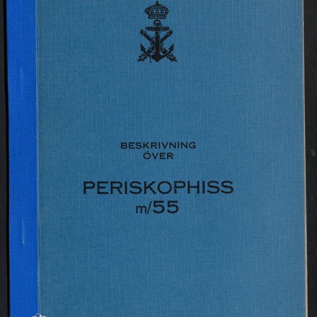 Hellblaues Handbuch-Cover mit Marinewappen oben, schwarzer Schrift 'BESKRIVNING ÖVER PERISKOPHISS m/55' in der Mitte, blauem Buchrücken links und Logo des Internationalen Maritimen Museums Hamburg unten links.