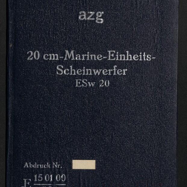 Dunkelblauer, strukturiert wirkender Bucheinband mit silbernen Aufschriften: oben azg, in der Mitte 20 cm-Marine-Einheits-Scheinwerfer ESw 20 und unten links Stempel- und Nummernangaben sowie das Logo des Internationalen Maritimen Museums Hamburg