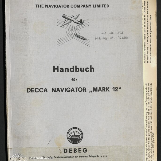 Cover eines technischen Handbuchs der Navigator Company Limited mit dem Titel ‚Handbuch für DECCA NAVIGATOR „MARK 12“‘, einer Illustration von Flugzeug und Schiff über sich kreuzenden Signallinien, handschriftlicher Notiz oben rechts, DEBEG-Logo unten und einem Museumsstempel in der linken unteren Ecke.