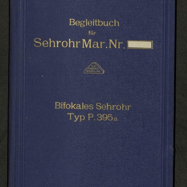 Blauer Einband mit goldener Aufschrift „Begleitbuch für Sehrohr Mar. Nr.“ und „Bifokales Sehrohr Typ P.395a“, mittig ein kleines Herstellerdreieck-Logo und unten links das Signet des Internationalen Maritimen Museums Hamburg.