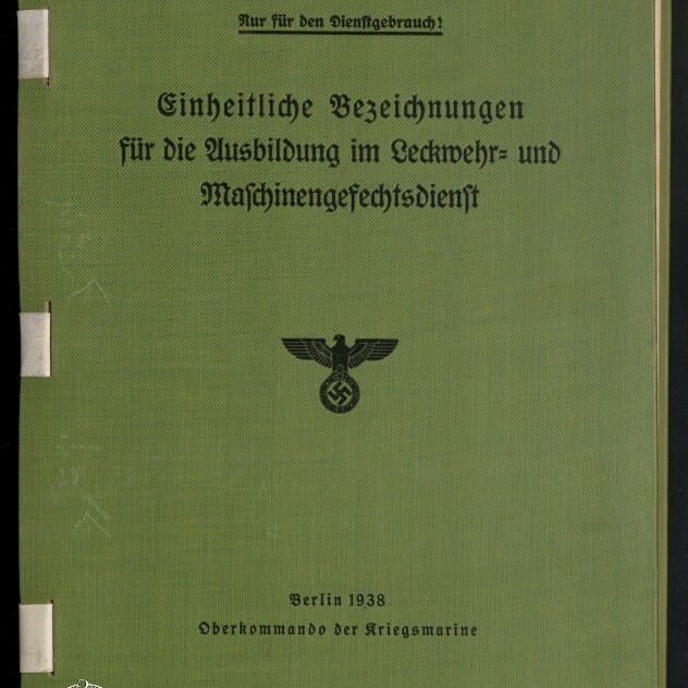 Grüner Buchumschlag eines 1938er Hefts der deutschen Kriegsmarine mit schwarzer Frakturschrift-Titel, dem NS-Reichsadler mit Hakenkreuz in der Mitte, dem Vermerk „Nur für den Dienstgebrauch!“ oben, Prüfnummer oben rechts und Museumswasserzeichen unten links.