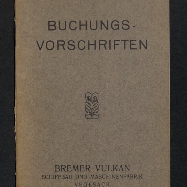 Cover eines graubraunen Hefts mit dem Titel Buchungsvorschriften (oben rechts No. 52), einem kleinen ornamentalen Wappen in der Mitte, dem Aufdruck Bremer Vulkan, Schiffbau und Maschinenfabrik, Vegesack, und einem Wasserzeichen des Internationalen Maritimen Museums Hamburg unten links.